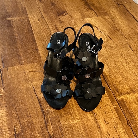 Michael Kors leather stacked heel sandal with flower detail.  Size 8 NWOT or box - Picture 1 of 5